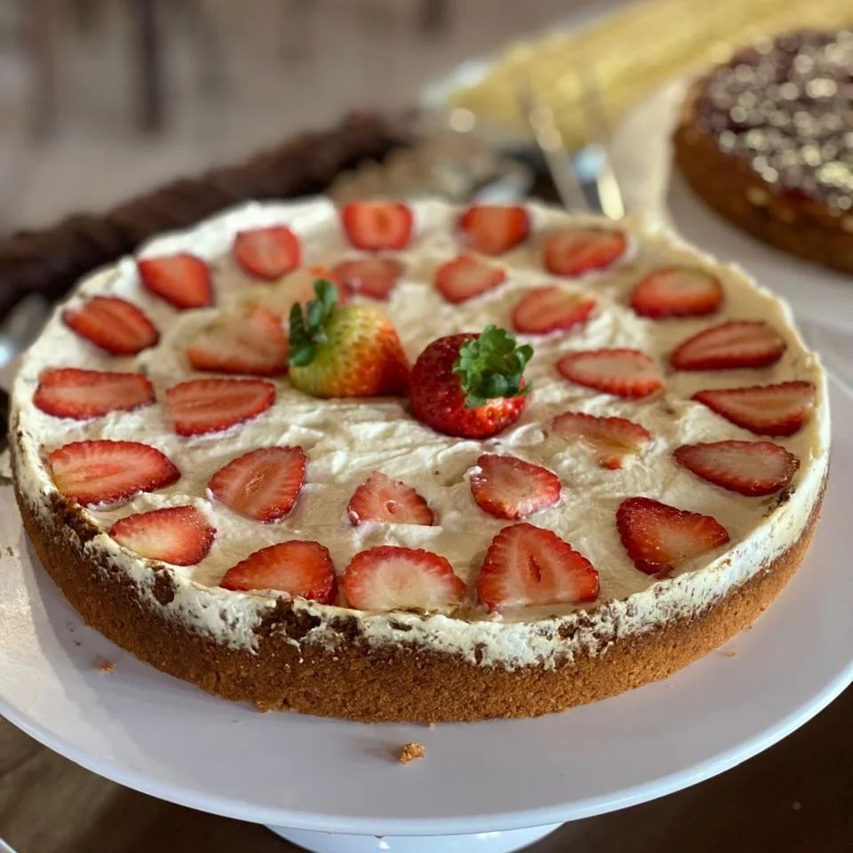 Torta com creme e morangos no Bergkaffee Café Colonial Germânico · imagem de acervo.