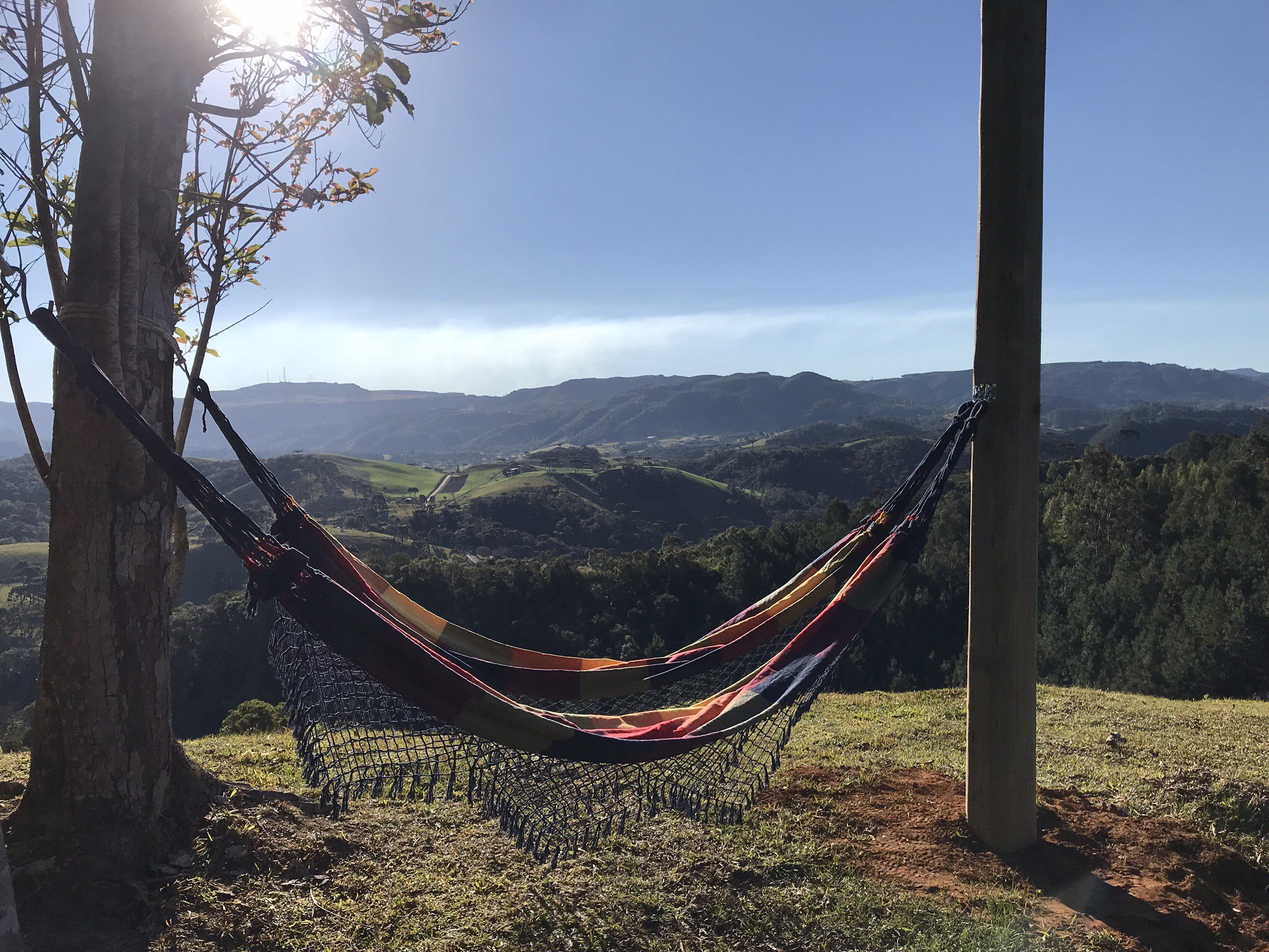 Rede e vista das montanhas no cadastro das Cabanas Recanto do Rancho
