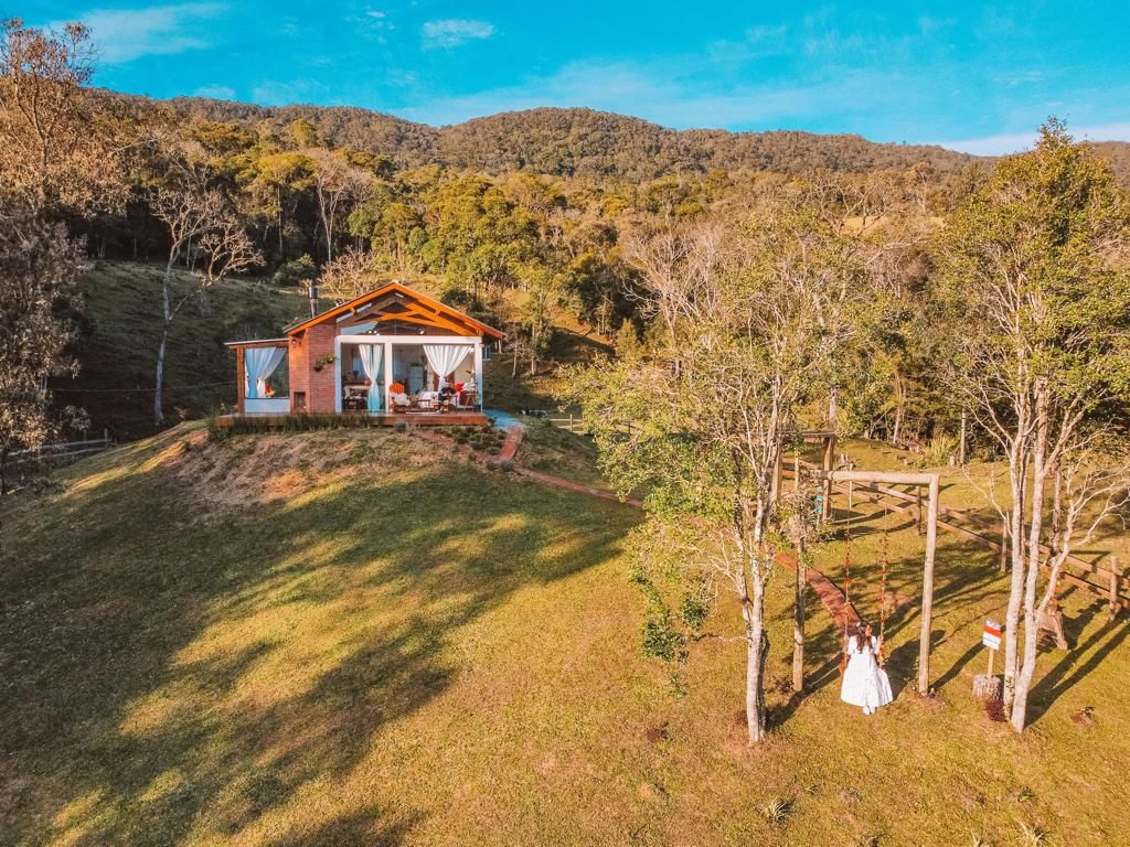 Chalé Caminho do Sol entre árvores, com varanda e jardim