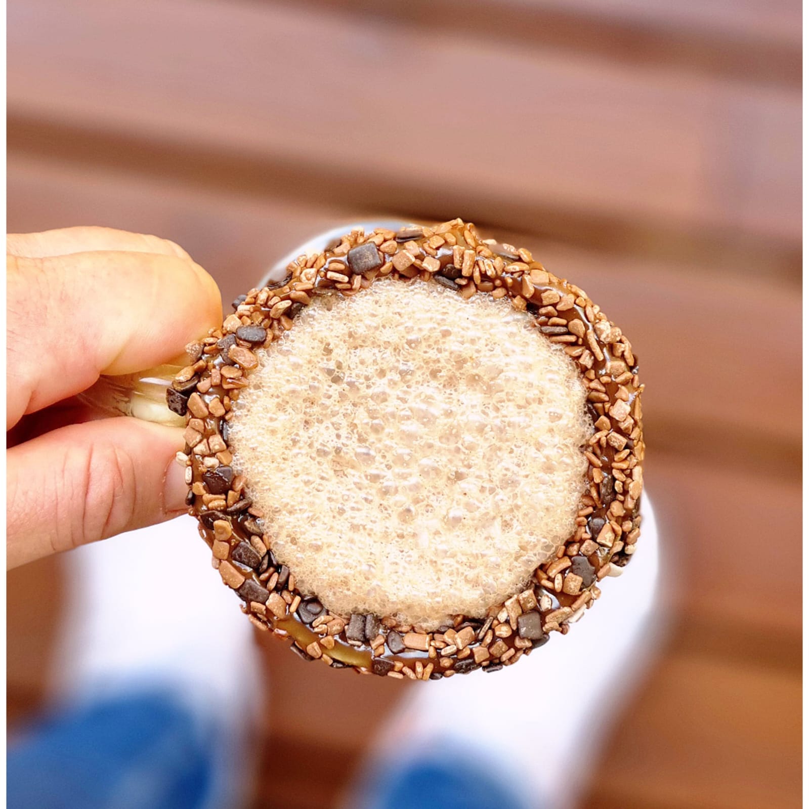 Xícara com chocolate quente apresentada no cadastro do Daia’s Café