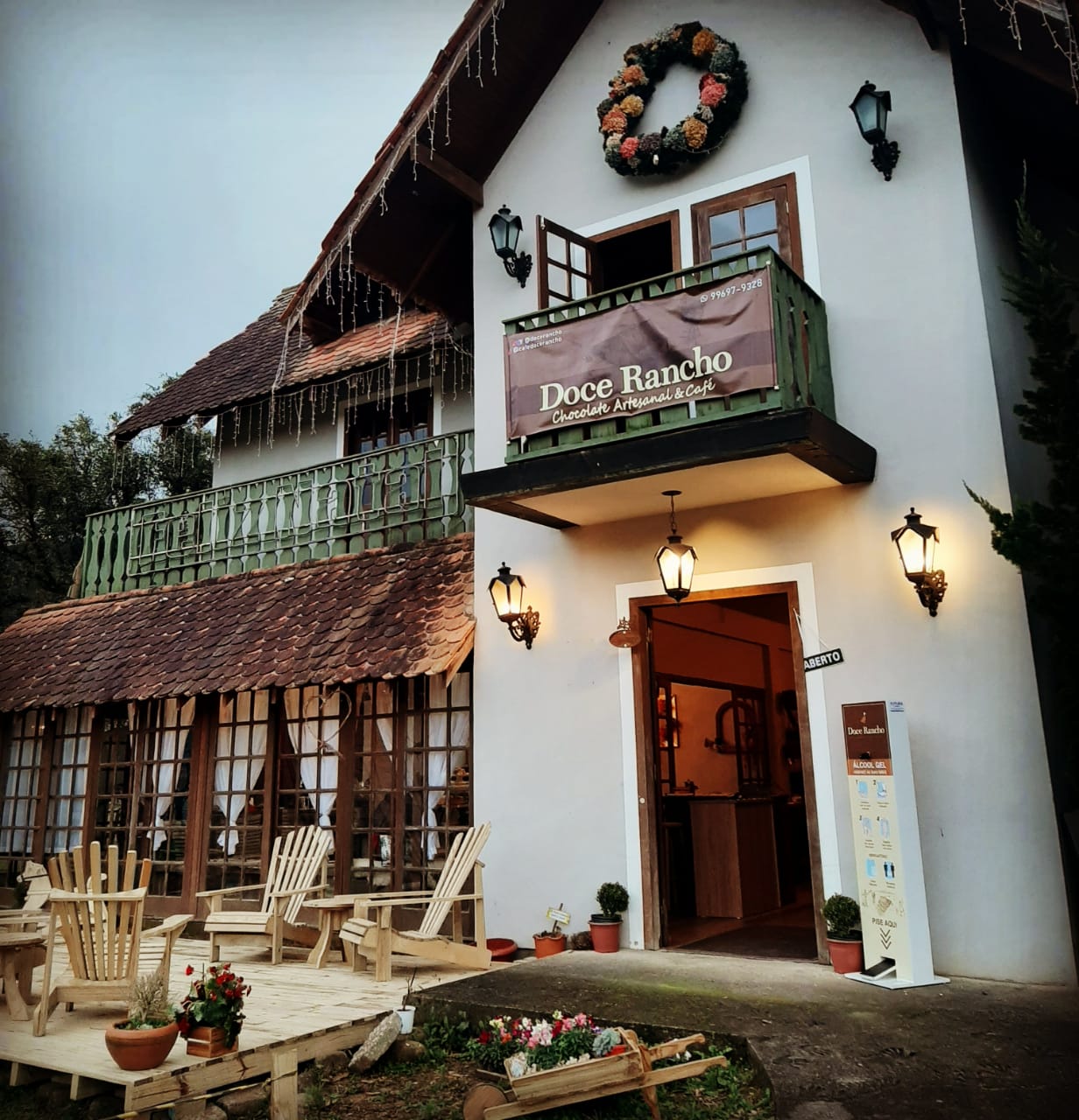 Fachada do Doce Rancho, com varanda, floreiras e placa da cafeteria
