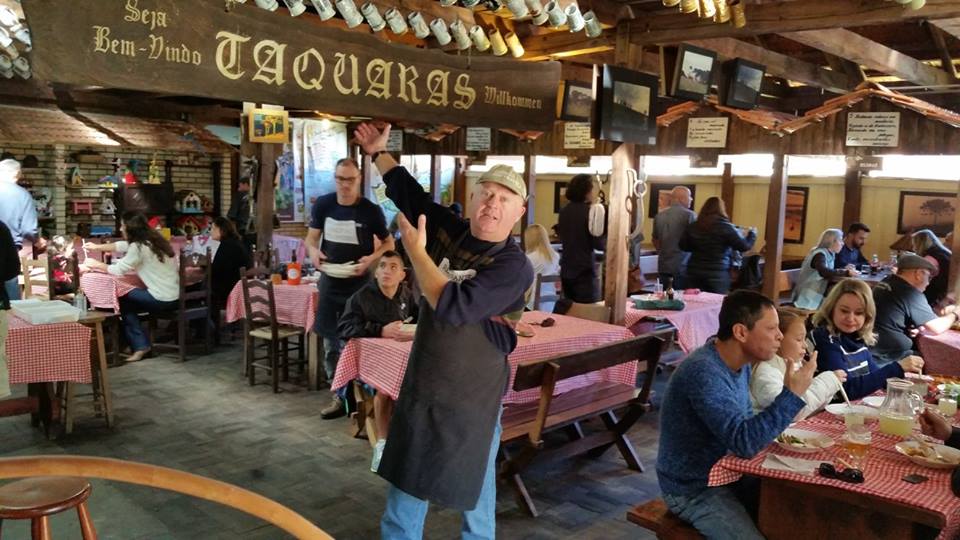 Salão do Galpão Tropeiro com mesas e decoração em madeira