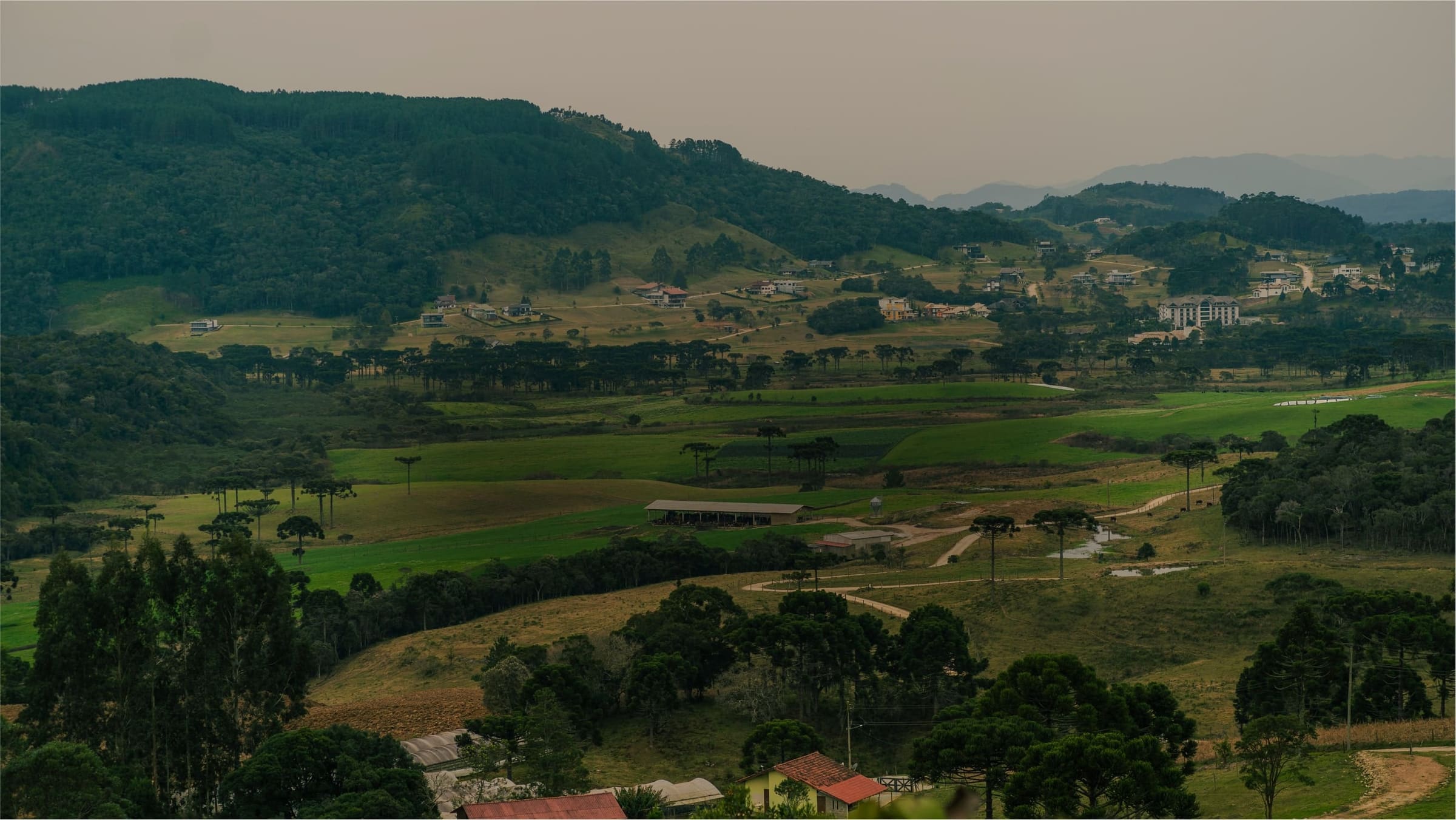 Paisagem de montanhas publicada no site da Goyah; imagem contextual, sem identificação da propriedade