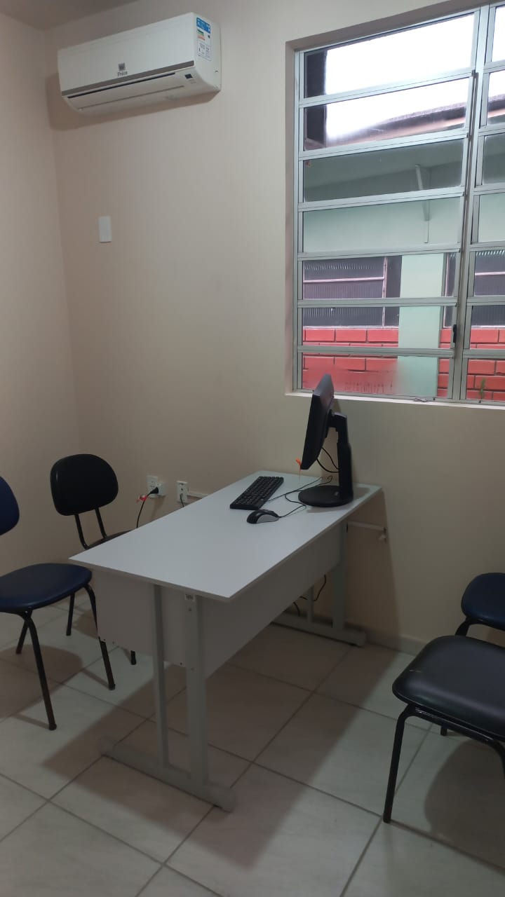 Sala de atendimento do Conselho Tutelar de Rancho Queimado, com mesa, computador e cadeiras, em imagem divulgada pelo MPSC