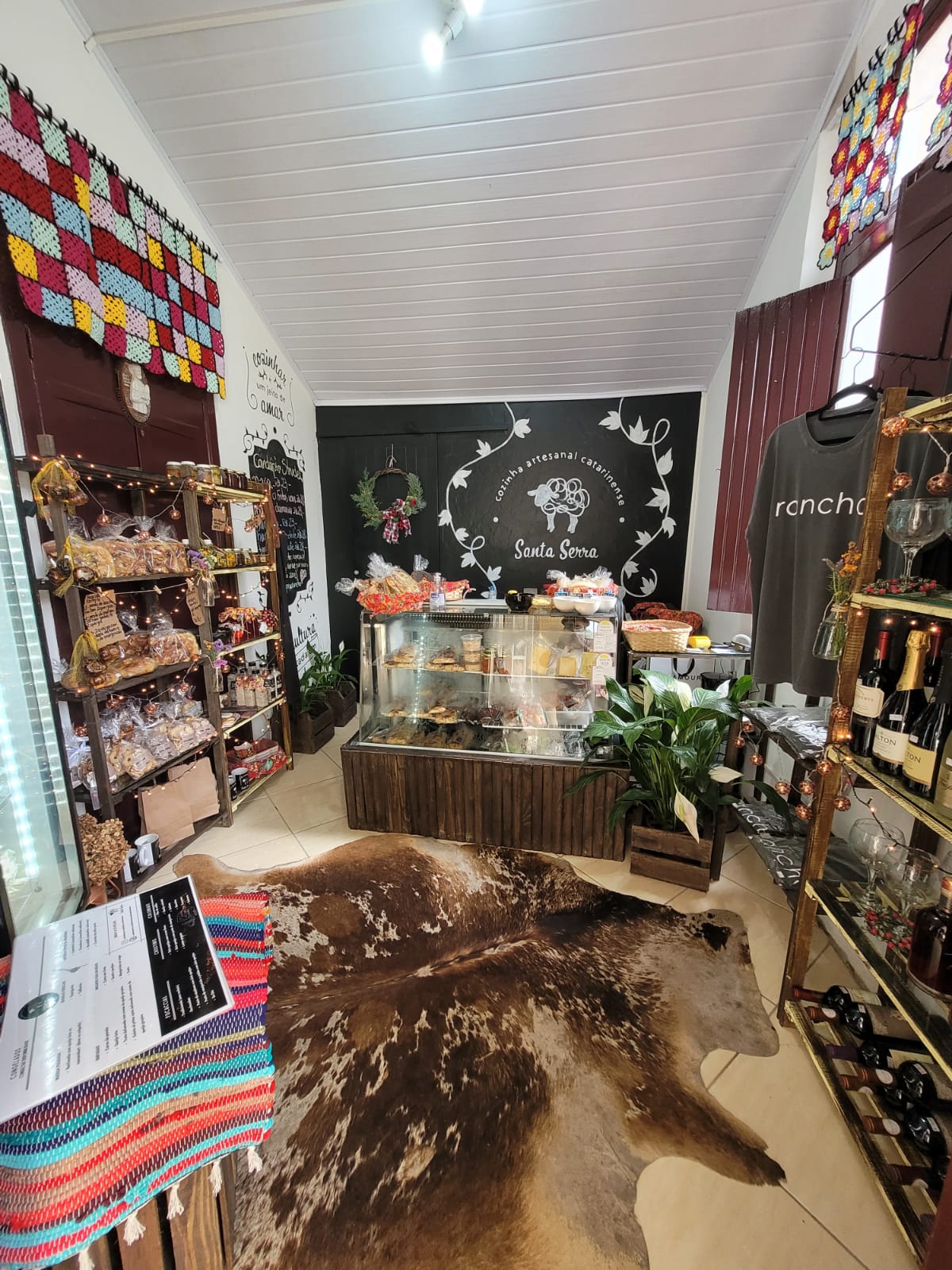 Interior do Santa Serra Empório, com pães e produtos artesanais